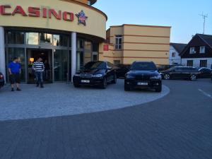 un estacionamiento con autos estacionados frente a un edificio en Horský Hotel Kolowrat, en Přimda