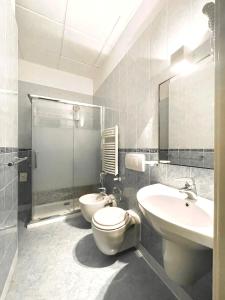 łazienka z toaletą i umywalką w obiekcie BARI ROOMS Abate Gimma w mieście Bari