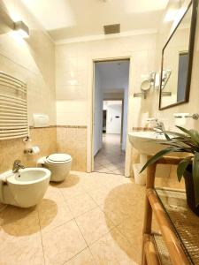 uma casa de banho com um WC e um lavatório em BARI ROOMS Abate Gimma em Bari
