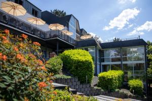 una vista exterior de una casa con sombrillas en Hotel Lindenhof, en Wittlich