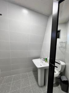 un bagno con un water bianco e un lavandino di Cottage Orcs a Borjomi