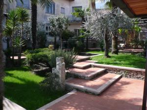 トスコラーノ・マデルノにあるOasi Holiday Homeの階段と木が並ぶ庭園