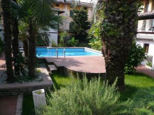 basen na środku podwórza z drzewami w obiekcie Oasi Holiday Home w mieście Toscolano Maderno