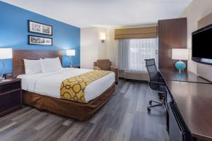 una habitación de hotel con una cama y un escritorio en Baymont by Wyndham Milan, en Milan