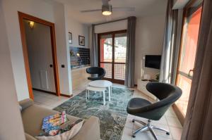 a living room with a couch and a table and chairs at Lake View Apartment Golden Triangle in Acquaseria