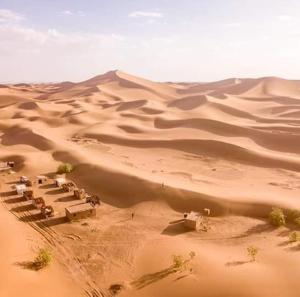 una vista aerea di un deserto con dune di sabbia di Chigaga Desert Camp a M'Hamid