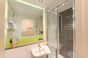 La salle de bains est pourvue d'un lavabo et d'une douche. dans l'établissement Modern 3 Bedroom Apartments and Private Bedrooms with Shared Kitchen at Binary Hub near Dublin City Centre, à Dublin
