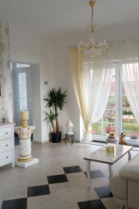 salon z żyrandolem, kanapą i stołem w obiekcie Pod skálou, Mánesova 646 w mieście Úpice