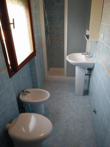 een badkamer met een toilet en een wastafel bij Comfy flat with balcony at 30metres from the beach in Lido