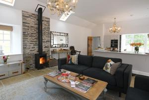 ein Wohnzimmer mit Couch und Kamin in der Unterkunft Stables Cottage in Perth + 11 Fotos