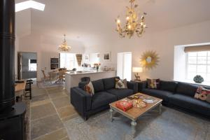 uma sala de estar com um sofá e uma mesa em Stables Cottage em Perth