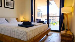 una camera da letto con un letto con cuscini blu di Apartment DECORA Sea View a Topola Altre 53 foto