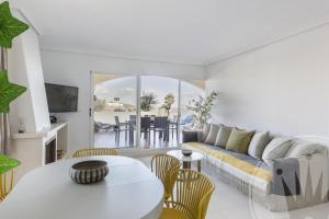 ein Wohnzimmer mit Sofa und Tisch in der Unterkunft La Manga Club Resort - Los Olivos 43 in Atamaría