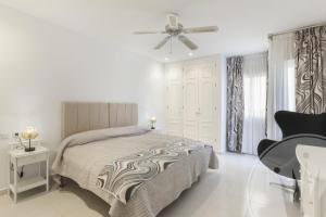 ein weißes Schlafzimmer mit einem Bett und einem Deckenventilator in der Unterkunft La Manga Club Resort - Los Olivos 43 in Atamaría + 26 Fotos