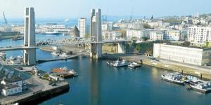 widok na port z łodziami w wodzie w obiekcie Dream Loft jacuzzi - sauna w mieście Brest