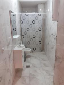 y baño con aseo, lavabo y ducha. en Villa Abi Center, en Struga