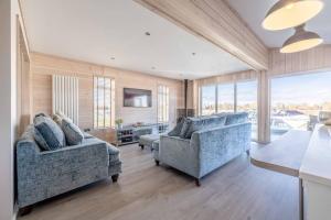 Χώρος καθιστικού στο Stylish Lodge At Windsor Racecourse Marina