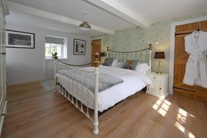 - une chambre avec un grand lit et du parquet dans l'établissement Laverockbank Farmhouse, à Perth
