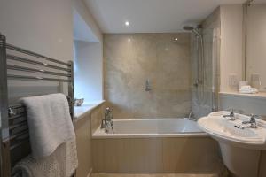 La salle de bains est pourvue d'une baignoire et d'un lavabo. dans l'établissement Laverockbank Farmhouse, à Perth