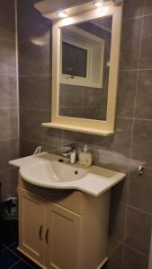 een badkamer met een wastafel en een spiegel bij Flott leilighet i stille og rolig område, med gratis privat parkering! in Stavanger