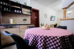 Una cocina o zona de cocina en Apartments Pia