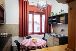 Una cocina o zona de cocina en Apartments Pia