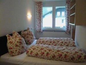 a bedroom with two beds and a window at Falkenberg-Wohnung-112 in Oberstdorf