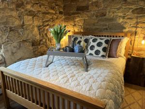 Un pat sau paturi într-o cameră la Lavender Cottage