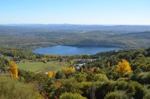 a view of a lake in the hills at La Sabelona in Otero de Sanabria