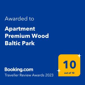 un panneau jaune avec les mots expliqués pour désigner le parc de bataille de bois dans l'établissement Apartment Premium Wood Baltic Park - 58m2, 3 pokoje, à Stegna