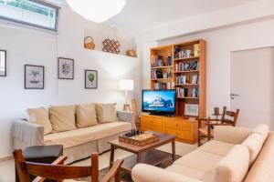 TV a/nebo společenská místnost v ubytování Villa Penelope + 26 fotografií