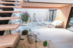 - une terrasse avec un canapé et des chaises dans un bâtiment dans l'établissement Le Héron Nantais, à Nantes