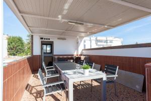 een patio met een tafel en stoelen bij Urbe10 Pedregalejo Loft 3 in Málaga