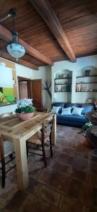 Una sala de estar con una mesa de madera y un sofá. en La Marzagrappola, en Moggiona