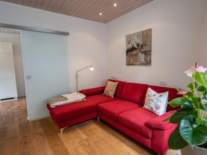 een rode bank in een woonkamer bij Ferienwohnung Dietsche Todtnau in Todtnau