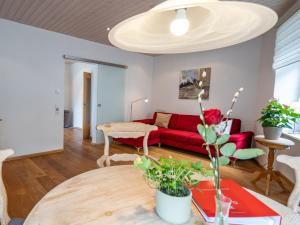 een woonkamer met een rode bank en een tafel bij Ferienwohnung Dietsche Todtnau in Todtnau