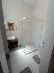 ein Bad mit einer Dusche und einem Waschbecken in der Unterkunft Casa Alvaro Alvim in Campos dos Goytacazes