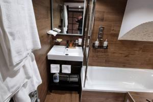 a bathroom with a sink and a bath tub at Unique space in heart of Frome in Frome