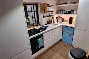 una cucina con lavandino e piano cottura forno superiore di Unique space in heart of Frome a Frome