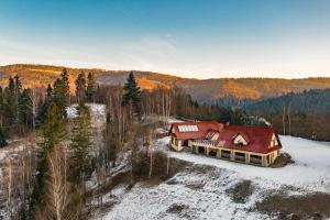 widok z powietrza na dom z czerwonym dachem w obiekcie Top Mountain Villa w Wiśle