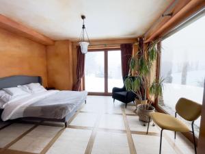 sypialnia z łóżkiem i dużym oknem w obiekcie Top Mountain Villa w Wiśle