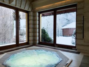jacuzzi w pokoju z oknami w obiekcie Top Mountain Villa w Wiśle
