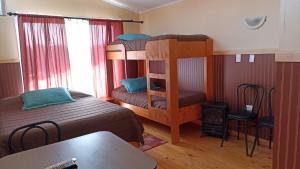 a small room with two bunk beds and a table at Vista Hermosa in Constitución