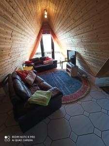 エッセンにあるHelle Ferienwohnung im Loft-Charakterのリビングルーム(屋根裏部屋、革張りのソファ付)