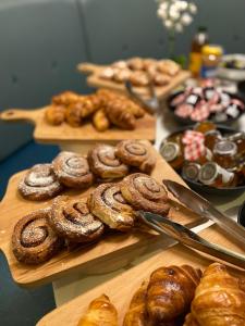 une table recouverte de nombreux types différents de beignets et de pâtisseries dans l'établissement Mannings Hotel, à Truro