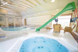 jacuzzi z zjeżdżalnią w domu w obiekcie Top Mountain Villa w Wiśle