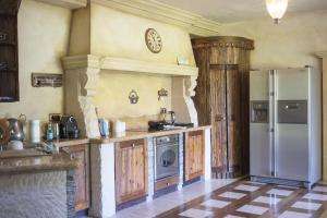 kuchnia z lodówką i kuchenką w obiekcie Top Mountain Villa w Wiśle