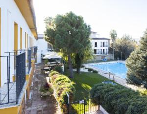 Bazén v ubytování Hotel Tugasa El Almendral nebo v jeho okolí
