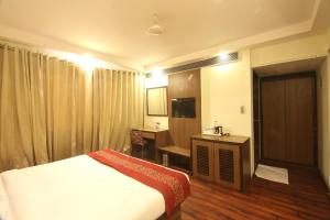 杜尔格HOTEL GARNET的配有床和书桌的酒店房间