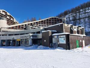 ein Gebäude im Schnee vor einem Berg in der Unterkunft Appartamento Magic Cervinia CIR VDA-VALTOURNENCHE n 0270 in Breuil-Cervinia